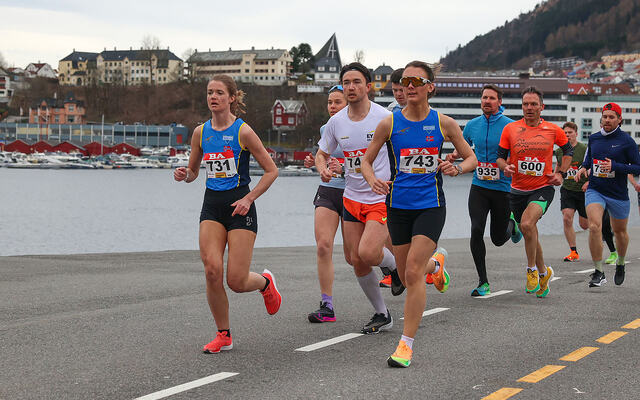 Her kommer løperne på gangveien som går rundt Store Lungegårdsvannet. Vi ser her Ine Birgitte Nyhus og Hannah Silgjerd fremst i denne gruppen. (Alle foto: Arne Dag Myking)