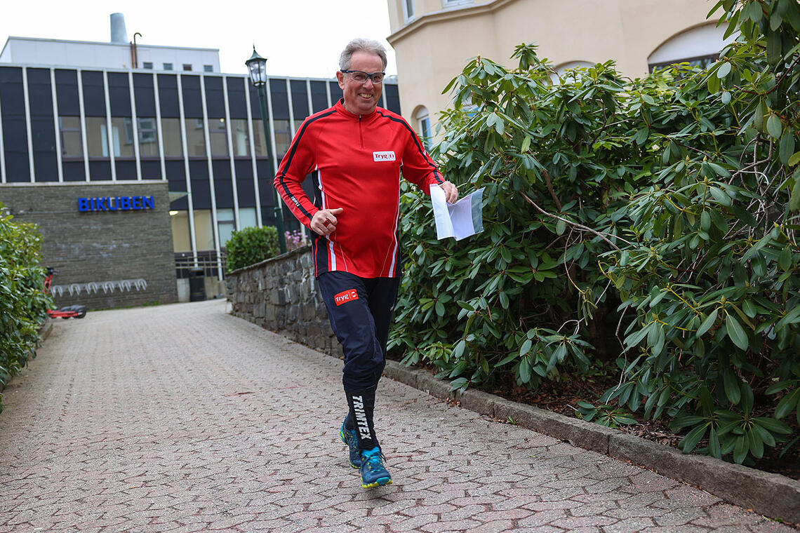 Ragnar Kayser løper mellom sykehusbygningene