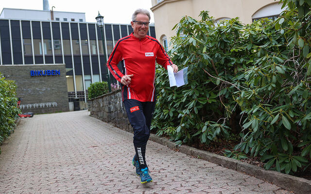 Ragnar Kayser fra Tryg BIL på vei ut i gangstiene rundt sykehuset. (Alle foto: Arne Dag Myking)