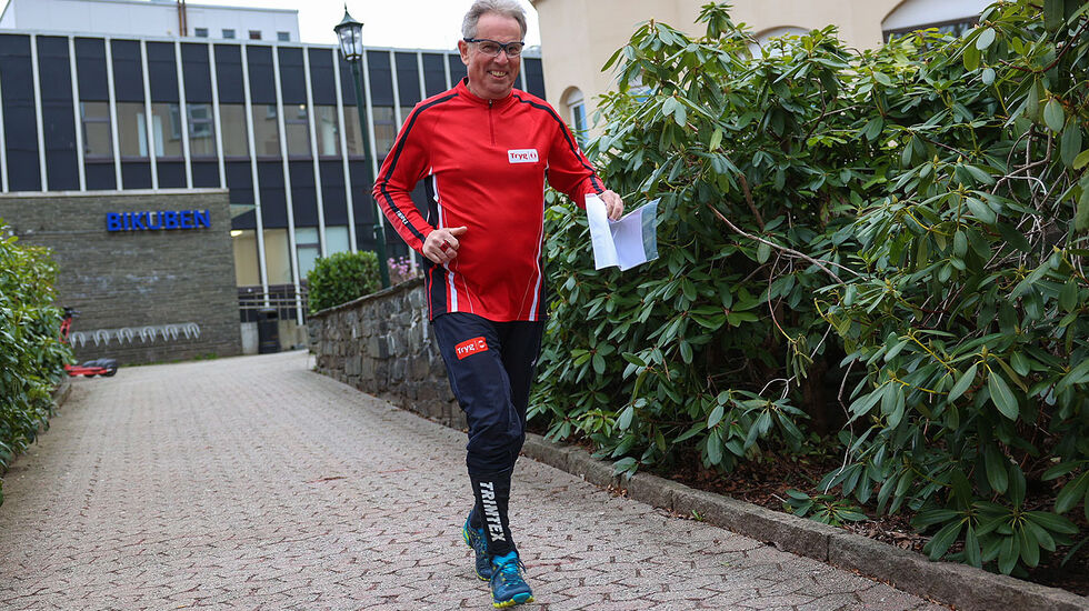 Ragnar Kayser fra Tryg BIL på vei ut i gangstiene rundt sykehuset. (Alle foto: Arne Dag Myking)