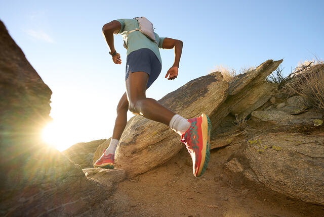 Hoka Tecton X 2 skal være en kvikk og lett terrengsko med karbonplater i mellomsålen. (Alle foto: Hoka)