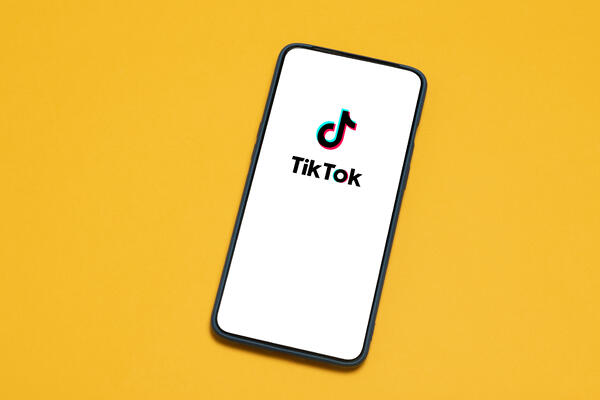 En mobiltelefon med tiktok logo