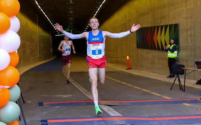 Marius Sørli kommer først tilbake til tunnellmunningen og slår Marius Vedvik på 5 km. (Alle foto: Arne Dag Myking)