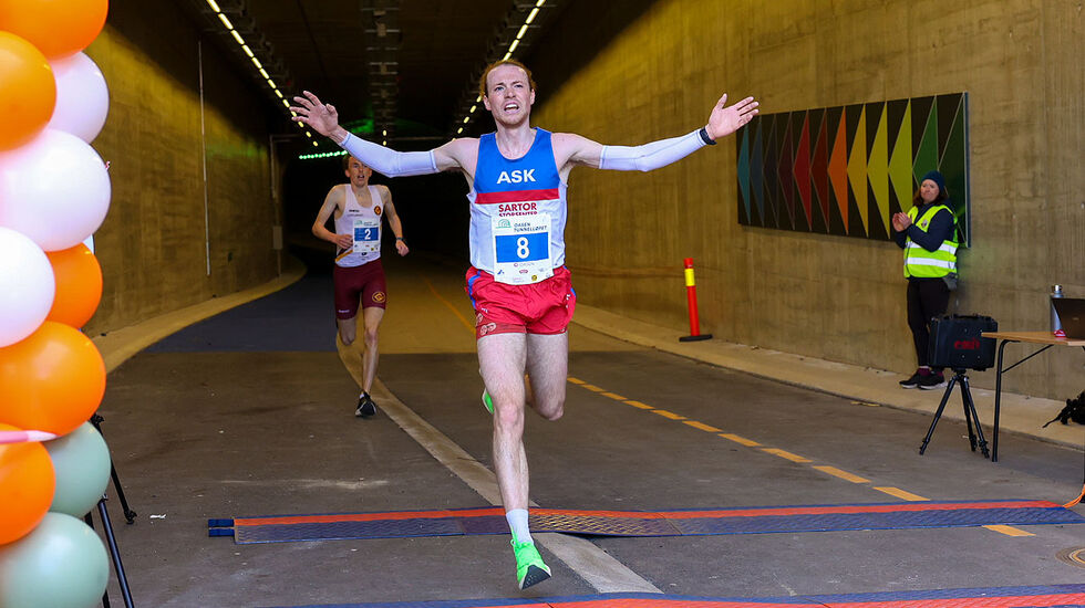 Marius Sørli går i mål foran Marius Vedvik