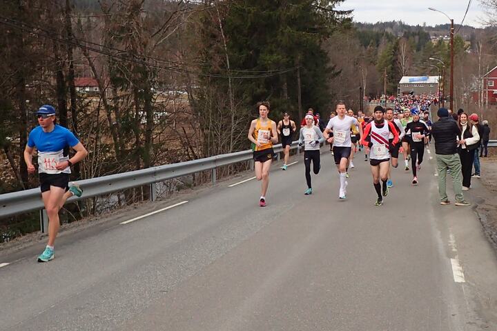 Det var lokalkjente Espen Honganvik Holen som dro til i den lange bakken fra start i fjor. (Foto: Olav Engen)