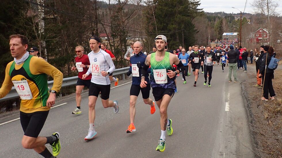 300 meter etter start med gruppa bak teten