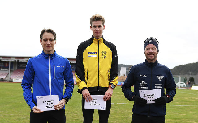Trym Tønnesen satte med tiden 14:17 solid løyperekord på 5 km. På de to neste plassene fulgte Mathias Hove Zimmer (til venstre) og Alf-Georg Joranger (til høyre). (Foto: Bjørn Johannessen)
