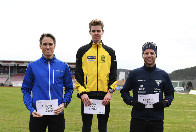 Trym Tønnesen satte med tiden 14:17 solid løyperekord på 5 km. På de to neste plassene fulgte Mathias Hove Zimmer (til venstre) og Alf-Georg Joranger (til høyre). (Foto: Bjørn Johannessen)