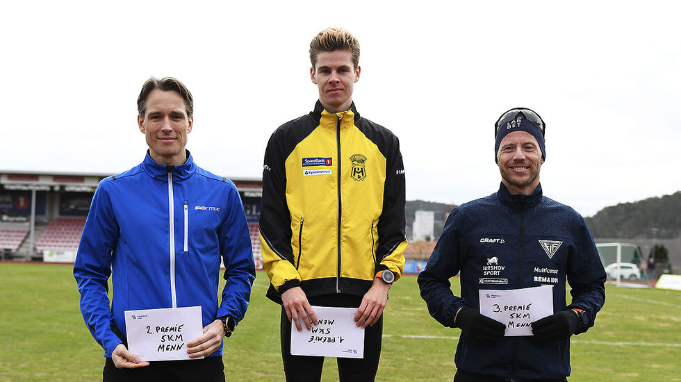 Trym Tønnesen satte med tiden 14:17 solid løyperekord på 5 km. På de to neste plassene fulgte Mathias Hove Zimmer (til venstre) og Alf-Georg Joranger (til høyre). (Foto: Bjørn Johannessen)