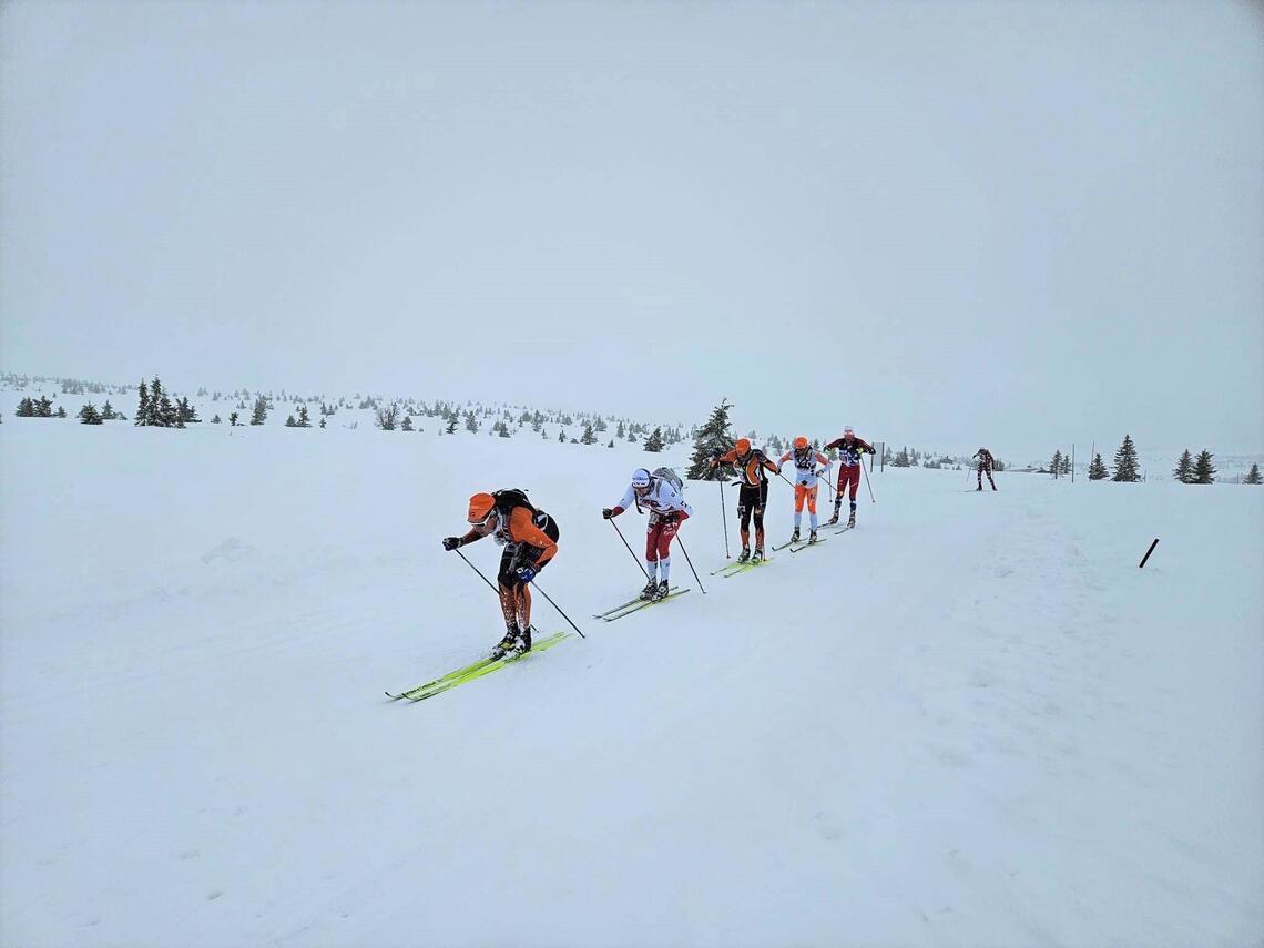 Magnus Bleken fører an i tetgruppa på hoveddistansen 95 km klassisk med ca. fire mil igjen til mål. (Foto fra Troll Ski Marathons facebookside)