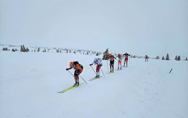Magnus Bleken fører an i tetgruppa på hoveddistansen 95 km klassisk med ca. fire mil igjen til mål. (Foto fra Lillehammer Troll Ski Marathons facebookside)