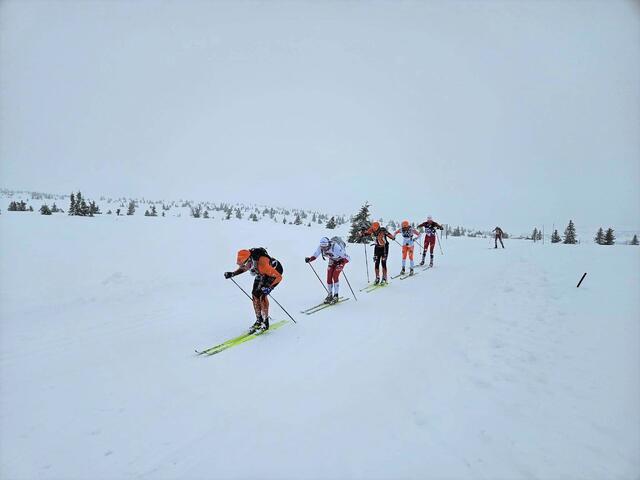 Magnus Bleken fører an i tetgruppa på hoveddistansen 95 km klassisk med ca. fire mil igjen til mål. (Foto fra Troll Ski Marathons facebookside)