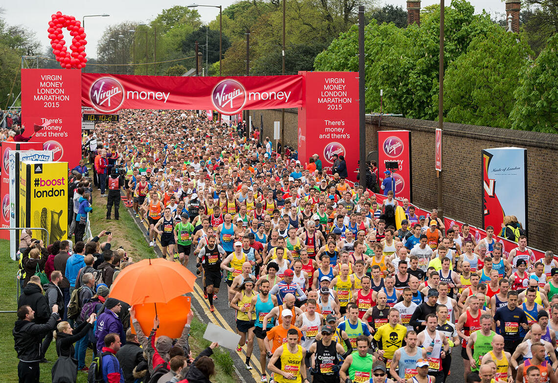 Mykje dreier seg om pengar i store løp. Svært mange av dei som spring London Marathon, betaler mykje meir enn det startkontingenten kostar for å vera med. (Foto: London Marathon)