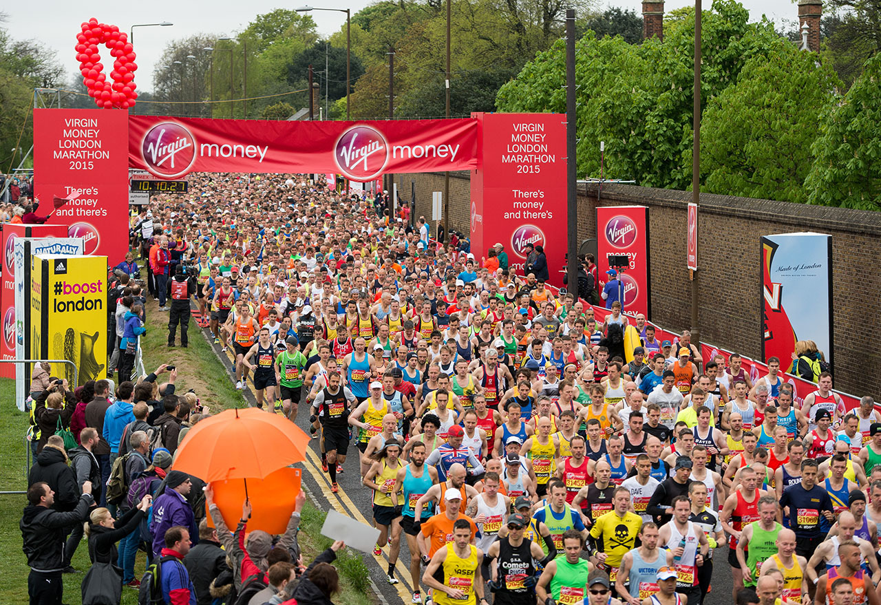 Mykje dreier seg om pengar i store løp. Svært mange av dei som spring London Marathon, betaler mykje meir enn det startkontingenten kostar for å vera med. (Foto: London Marathon)
