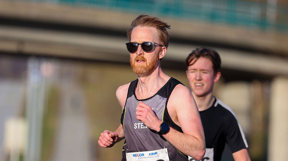 Stein Henrik Olaussen fikk god bruk for solbriller bortover Flyplassveien, der solen stod lavt midt i mot alle deltagerne i Vinterkarusellen. (Alle foto: Arne Dag Myking)
