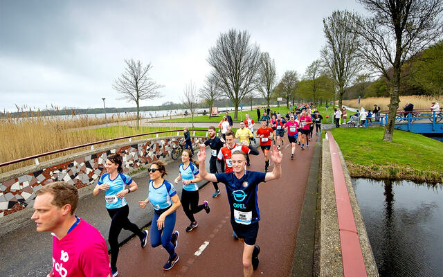 Rotterdam Marathon er en storbymaraton, men deler av løypa går likevel i nokså landlige omgivelser. (Foto: arrangøren)
