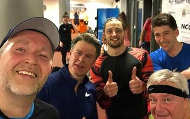 RøhneSelmer-ansatte trener i kjelleren under Bislett mot Sentrumsløpets 2023. (Foto: RøhneSelmer)