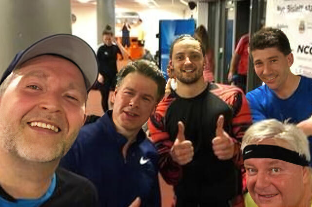 RøhneSelmer-ansatte trener i kjelleren under Bislett mot Sentrumsløpets 2023. (Foto: RøhneSelmer)
