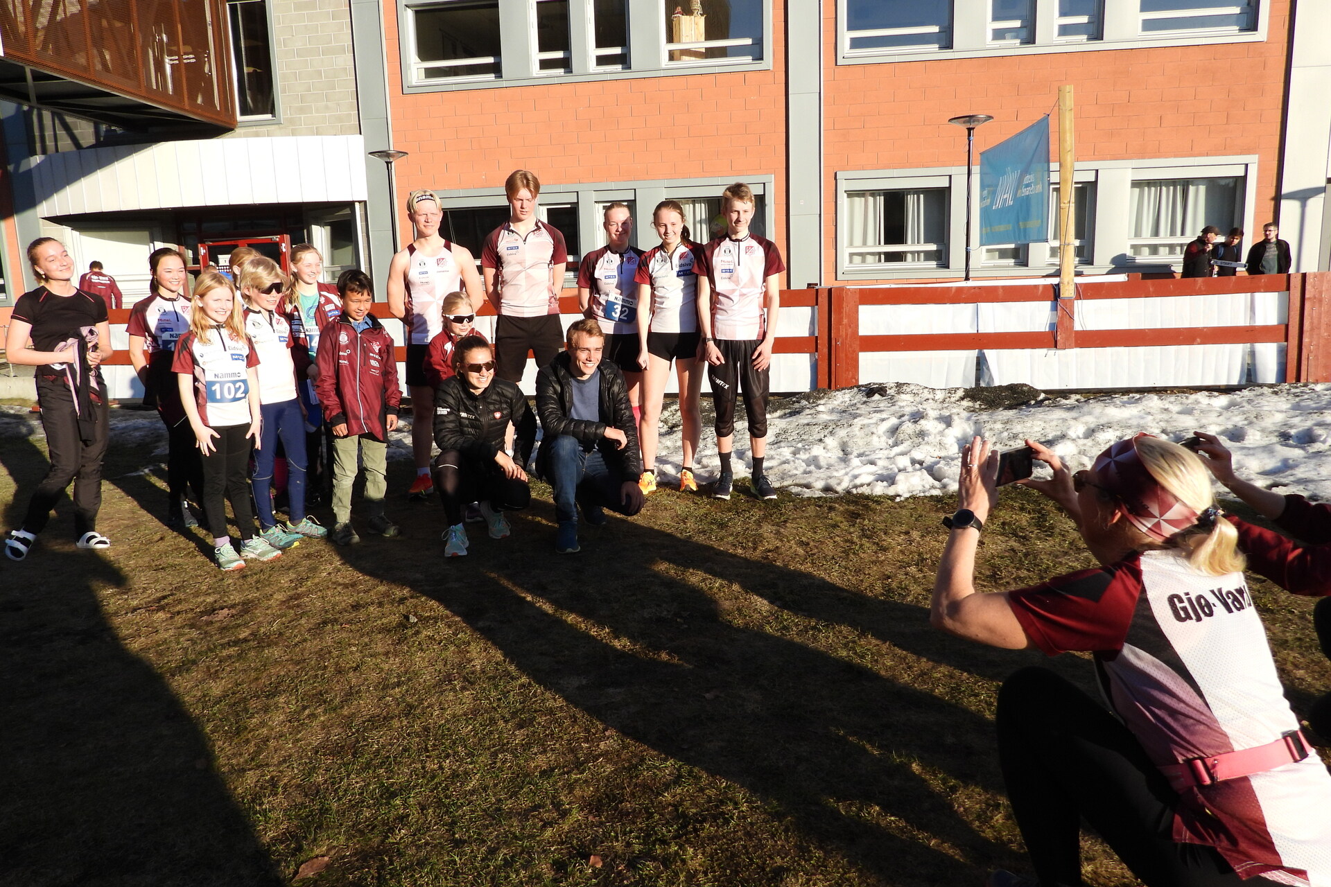 En del Gjø-Vard løpere fotografert sammen med Simona Aebersold og Kasper Fosser.jpg