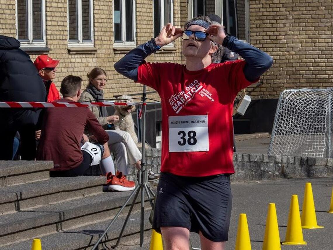 Ola Skage Sander løper i mål på Aalborg Brutal Marathon. (Privat foto)