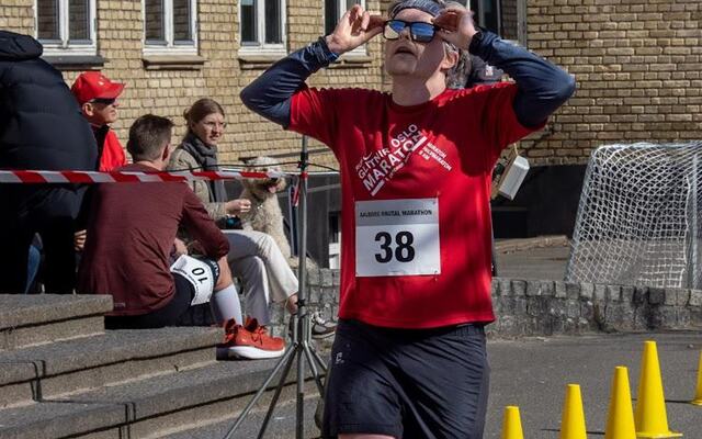 Ola Skage Sander løper i mål på Aalborg Brutal Marathon. (Privat foto)