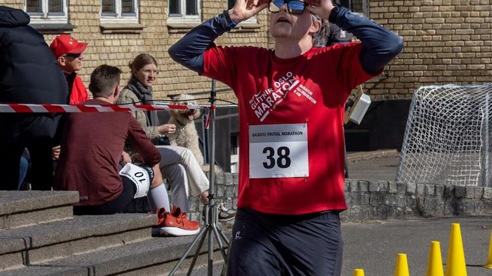 Ola Skage Sander løper i mål på Aalborg Brutal Marathon. (Privat foto)