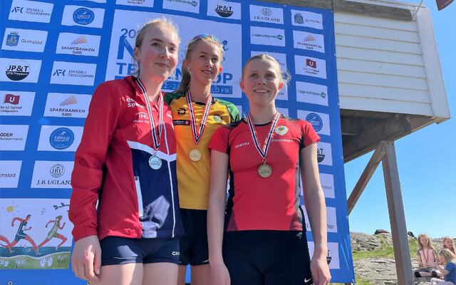 Medaljørene i K16 i UM terrengløp kort løype (fra venstre) Linnea Hovelåhne (IL Tyrving), Wilma Bekkemoen Torbiörnsson (Ullensaker/Kisa IL) og Mathea Lægran (Skjalg IL). (Foto: Finn Kolstad)