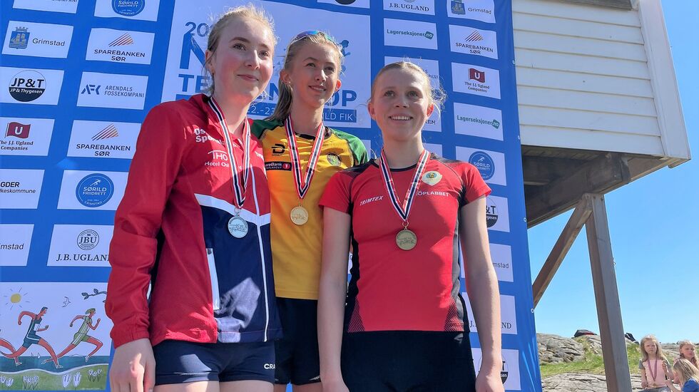 Medaljørene i K16 i UM terrengløp kort løype (fra venstre) Linnea Hovelåhne (IL Tyrving), Wilma Bekkemoen Torbiörnsson (Ullensaker/Kisa IL) og Mathea Lægran (Skjalg IL). (Foto: Finn Kolstad)