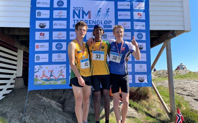 De tre beste i M17 i årets UM kort løype (fra venstre): Kristian Bråthen Børve, Nahom Tesfalem Tewelde (begge Ullensaker/Kisa IL ) og Sondre Harstad Rinde (IL Skarphedin). (Foto: Finn Kollstad)