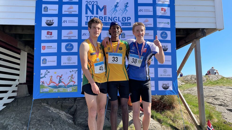 De tre beste i M17 i årets UM kort løype (fra venstre): Kristian Bråthen Børve, Nahom Tesfalem Tewelde (begge Ullensaker/Kisa IL ) og Sondre Harstad Rinde (IL Skarphedin). (Foto: Finn Kollstad)