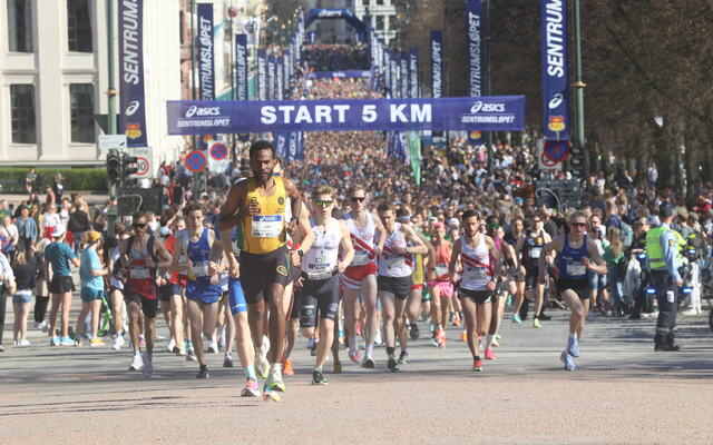 Vinner Awet Kibrab i spissen for 6300 løpere på 10 km opp Slottsbakken lørdag ettermiddag. (Foto: Samuel Hafsahl)