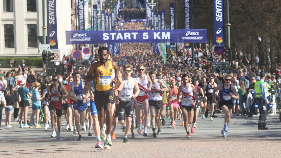 Vinner Awet Kibrab i spissen for 6300 løpere på 10 km opp Slottsbakken lørdag ettermiddag. (Foto: Samuel Hafsahl)