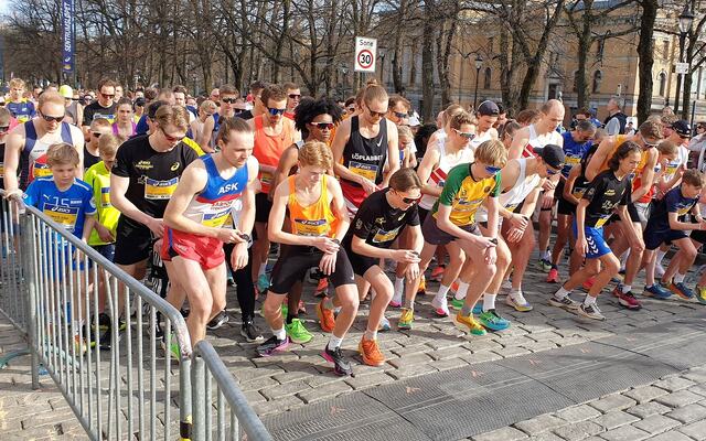 1112 løpere fulførte 5 km. Her fra fremre rekke i det første av to startfelt med dagens vinner Marius Garmann Sørli fra Ask Friidrett aller nærmest. (Foto: Runar Gilberg)