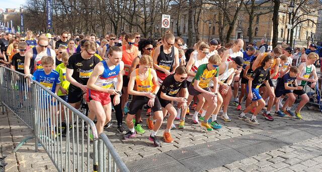 1112 løpere fulførte 5 km. Her fra fremre rekke i det første av to startfelt med dagens vinner Marius Garmann Sørli fra Ask Friidrett aller nærmest. (Foto: Runar Gilberg)