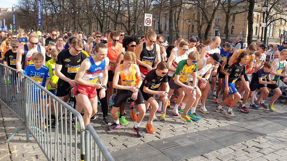 1112 løpere fulførte 5 km. Her fra fremre rekke i det første av to startfelt med dagens vinner Marius Garmann Sørli fra Ask Friidrett aller nærmest. (Foto: Runar Gilberg)