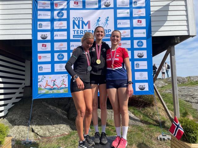 Medaljører i kvinner senior i NM terrengløp kort løype (fra venstre): Malin Edland, Sigrid Jervell Våg og Sigrid Alvik. (Foto: Finn Kollstad)