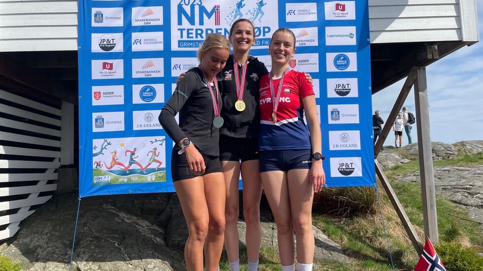 Medaljører i kvinner senior i NM terrengløp kort løype (fra venstre): Malin Edland, Sigrid Jervell Våg og Sigrid Alvik. (Foto: Finn Kollstad)