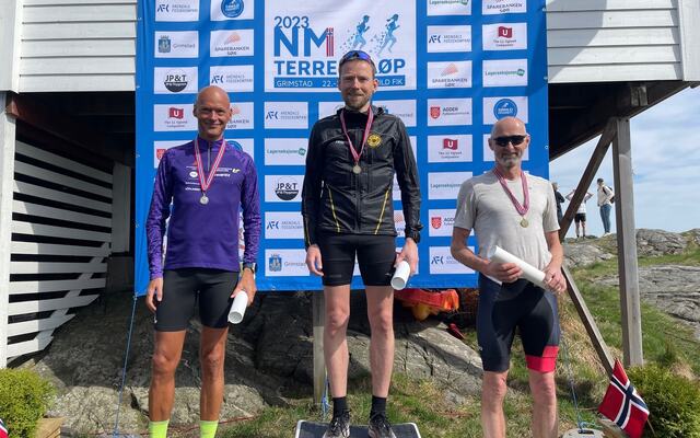 Seierspallen i MV50-54 år i terreng-NM kort løype ble besatt av (fra venstre) Erik Bergersen (Kristiansand Løpeklubb), Karl-Olaf Høntorp (Oppegård IL) og Tellef Dønnestad (Kristiansand Løpeklubb). Foto: Finn Kollstad.