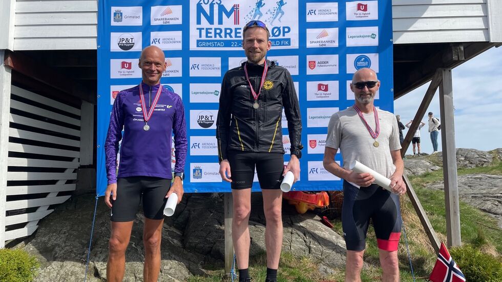 Seierspallen i MV50-54 år i terreng-NM kort løype ble besatt av (fra venstre) Erik Bergersen (Kristiansand Løpeklubb), Karl-Olaf Høntorp	(Oppegård IL) og Tellef Dønnestad (Kristiansand Løpeklubb). Foto: Finn Kollstad.