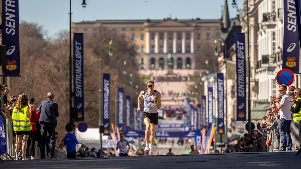Ånung Viken mot mål i ensom majestet på Egertorget. (Foto: Samuel Hafsahl)