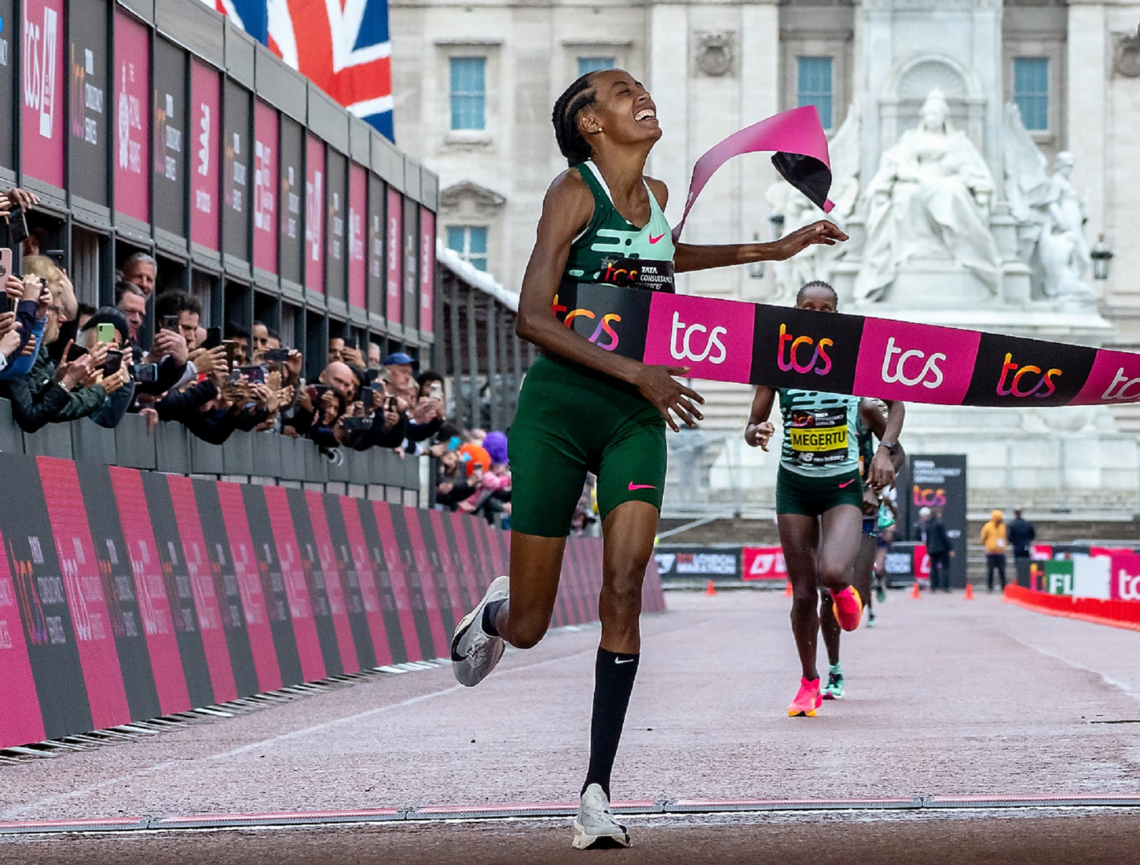 Sifan Hassan fullbyrder sin spennende debut på maraton med seier i London. (Foto fra løpets facebookside)