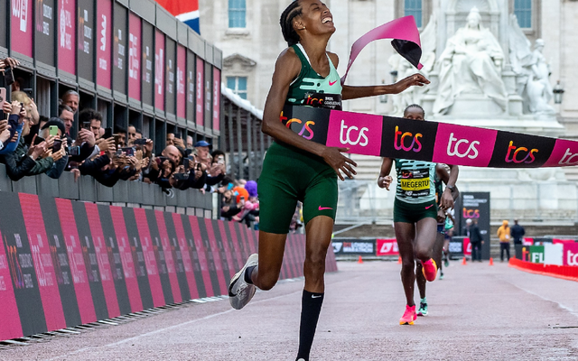 Sifan Hassan fullbyrder sin spennende debut på maraton med seier i London. (Foto fra løpets facebookside)