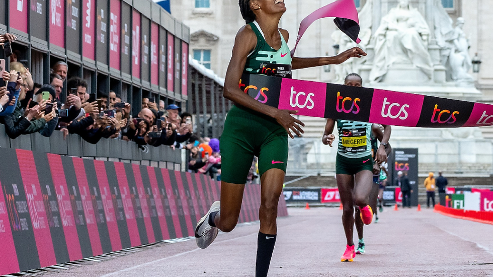 Sifan Hassan fullbyrder sin spennende debut på maraton med seier i London. (Foto fra løpets facebookside)