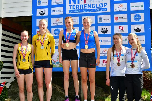 Tre av de fire av lagene som stilte til start kunne entre pallen i NM-stafetten for kvinner (fra venstre) Steinkjer FIK, Varegg Fleridrett og Kristiansands IF. (Foto: Helge N. Olsen)