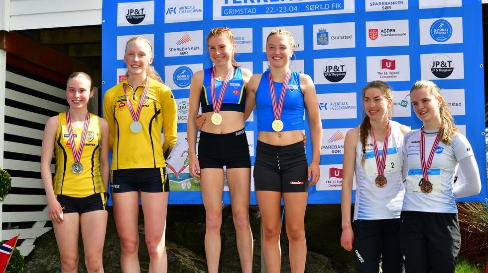 Tre av de fire av lagene som stilte til start kunne entre pallen i NM-stafetten for kvinner (fra venstre) Steinkjer FIK, Varegg Fleridrett og Kristiansands IF. (Foto: Helge N. Olsen)