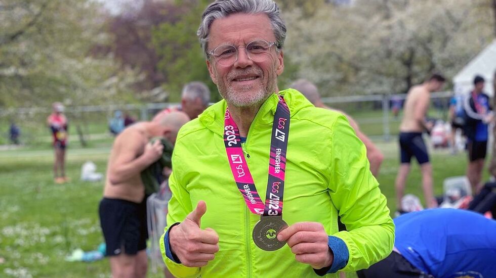 London Maraton 2023 gjennomført og medalje rundt halsen. Første steg på vei mot Chicago Marathon er tatt! (Foto: Privat)