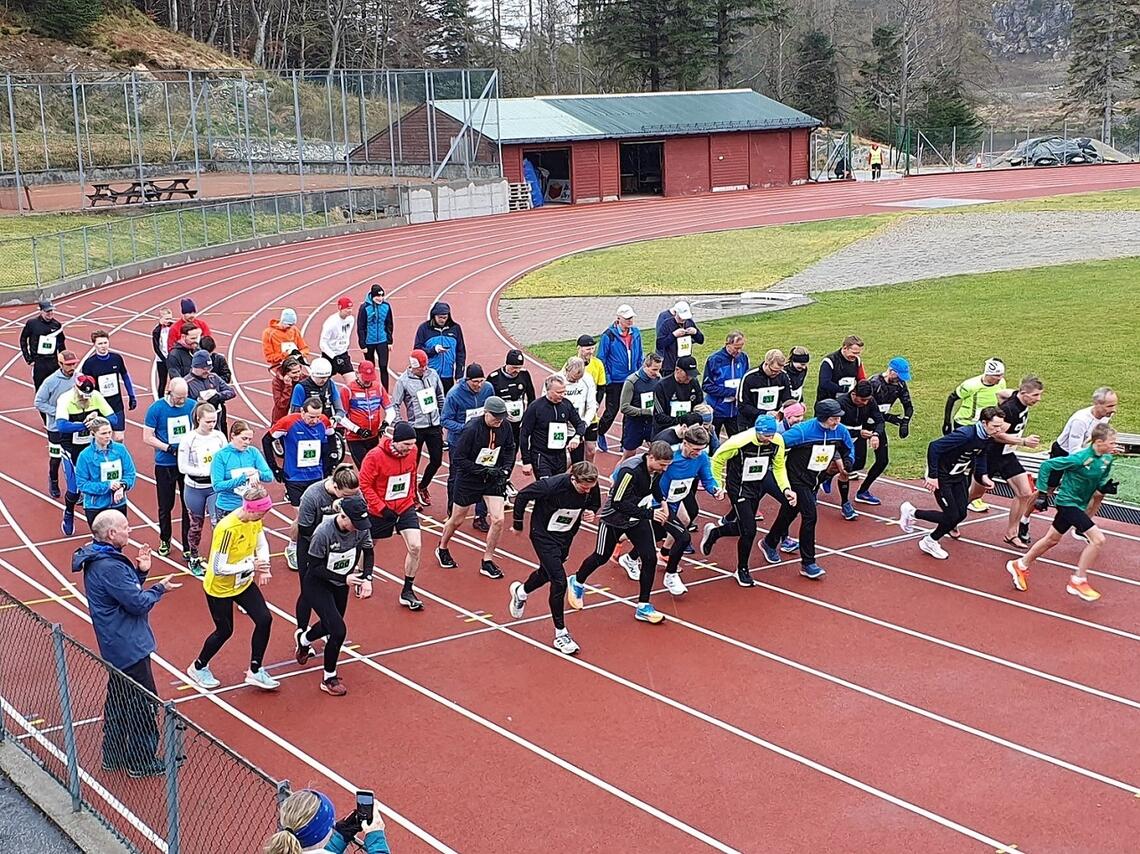 Fra fellesstarten for både 5 km og 10 km på Florø stadion. (Foto fra løpets facebookside)