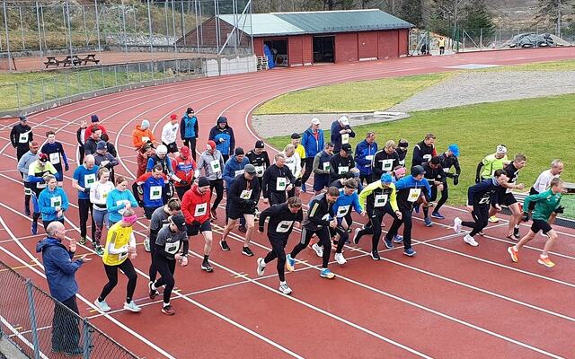 Fra fellesstarten for både 5 km og 10 km på Florø stadion. (Foto fra løpets facebookside)