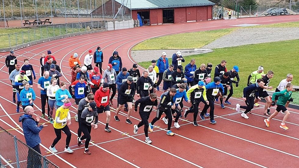 Fra fellesstarten for både 5 km og 10 km på Florø stadion. (Foto fra løpets facebookside)