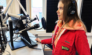 Thea Røberg Mosesen er i russestyret og deltar aktivt i podkasten. Her under intervju med Finnmarkssendinga på NRK. Foto: Astrid Krogh